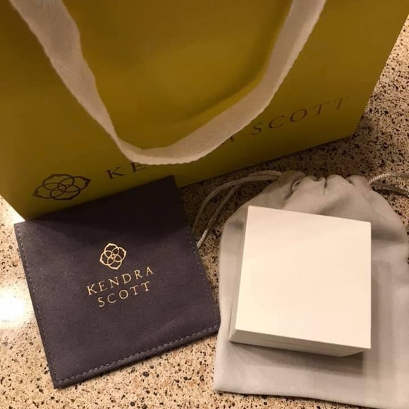 Kendra Scott Lisa Pendant - Picture 2 of 4